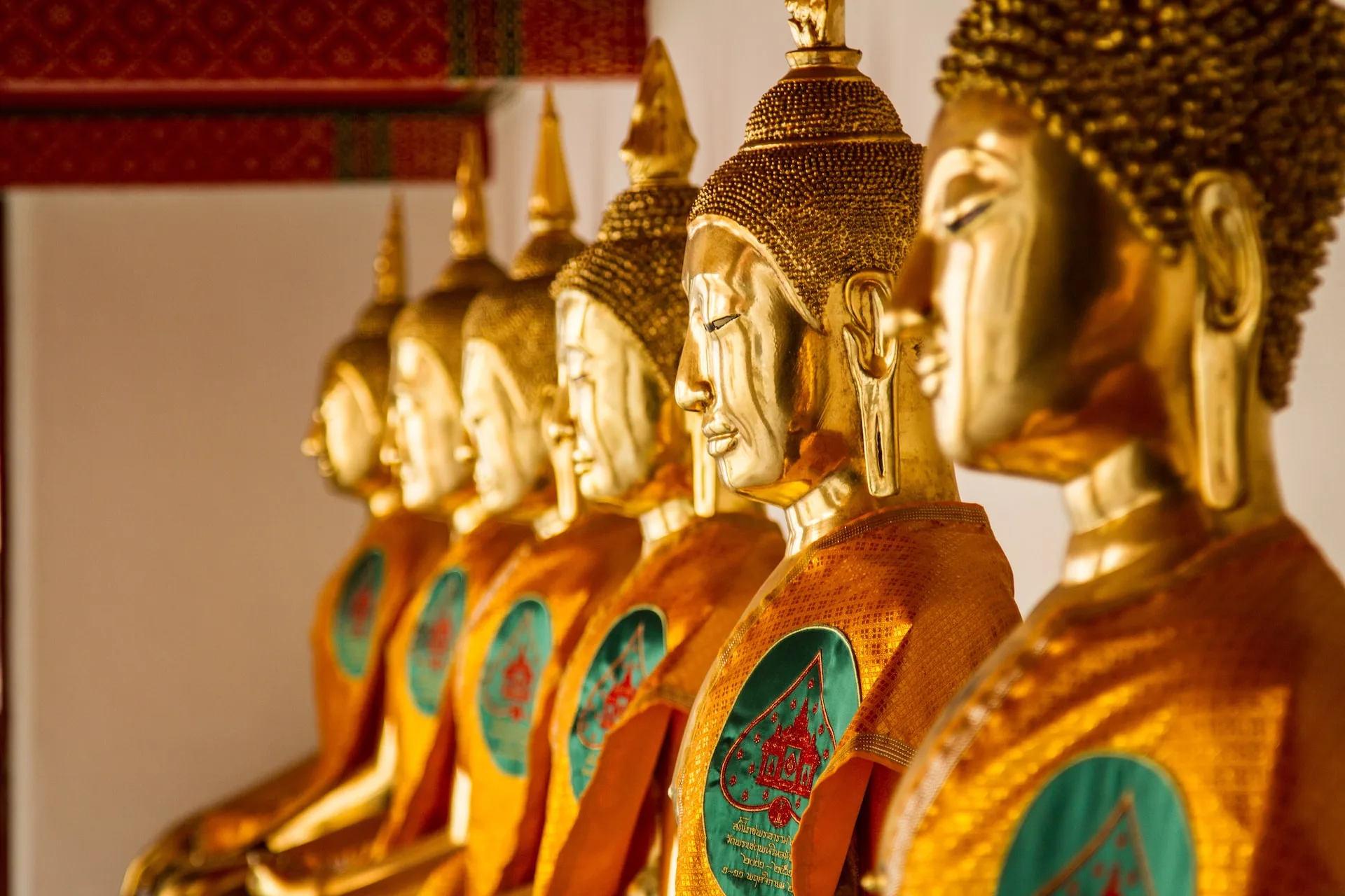 Thai buddhas lined up